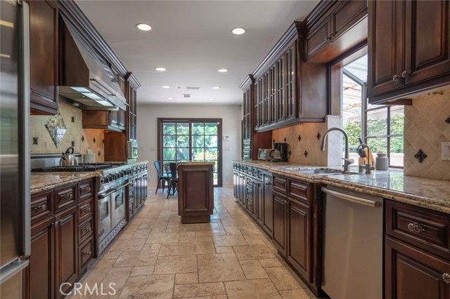 Detail Gallery Image 10 of 44 For 4063 Benedict Canyon Dr, Sherman Oaks,  CA 91423 - 4 Beds | 4/1 Baths
