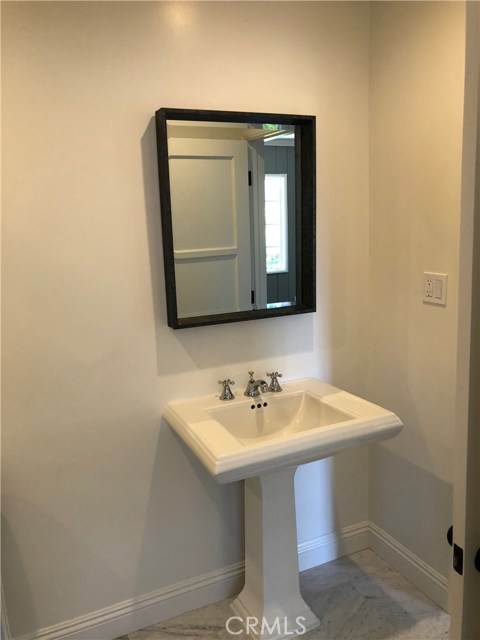 Detail Gallery Image 11 of 22 For 10525 Sandall Ln, Los Angeles,  CA 90077 - 2 Beds | 2 Baths