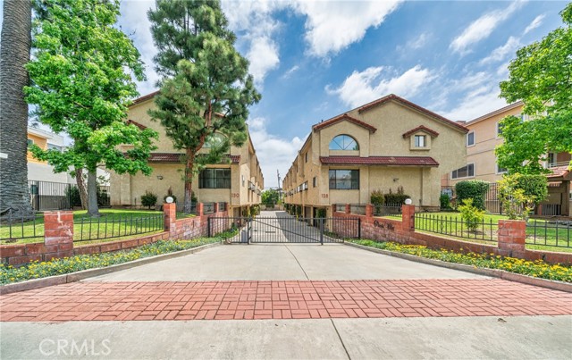Detail Gallery Image 1 of 29 For 130 N Moore Ave #E,  Monterey Park,  CA 91754 - 3 Beds | 2 Baths