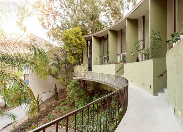 Detail Gallery Image 3 of 18 For 3625 Fredonia Dr #4,  Hollywood Hills,  CA 90068 - 2 Beds | 2 Baths