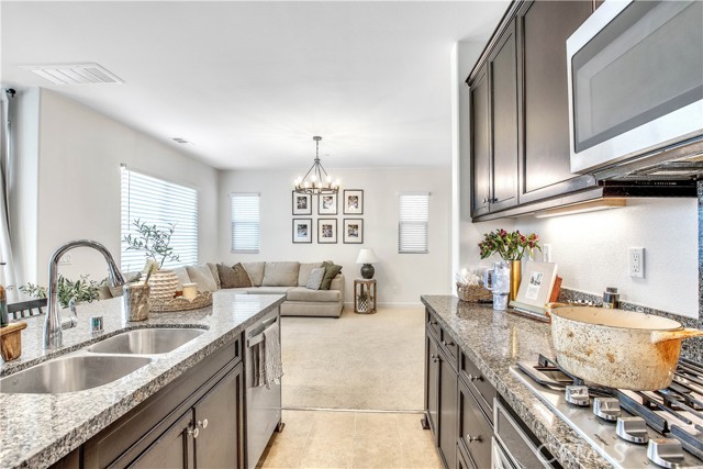 15730 Moonflower Avenue, Chino CA: https://media.crmls.org/medias/d62cc022-34a7-4905-adc3-a54c625f45eb.jpg