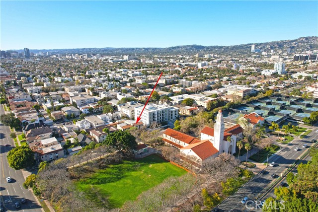 Detail Gallery Image 3 of 30 For 915 S Le Doux Rd, Los Angeles,  CA 90035 - 3 Beds | 2 Baths