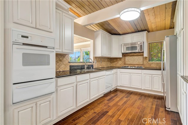 Detail Gallery Image 10 of 32 For 5102 Medina Rd, Woodland Hills,  CA 91364 - 2 Beds | 2 Baths