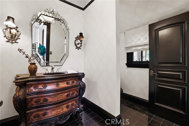 20 Cherry Hills Lane, Newport Beach CA: https://media.crmls.org/medias/d62f00de-0014-400d-9ab3-21c2c9c40513.jpg
