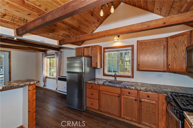 Detail Gallery Image 14 of 49 For 39234 N Shore Dr, Fawnskin,  CA 92333 - 2 Beds | 1/1 Baths