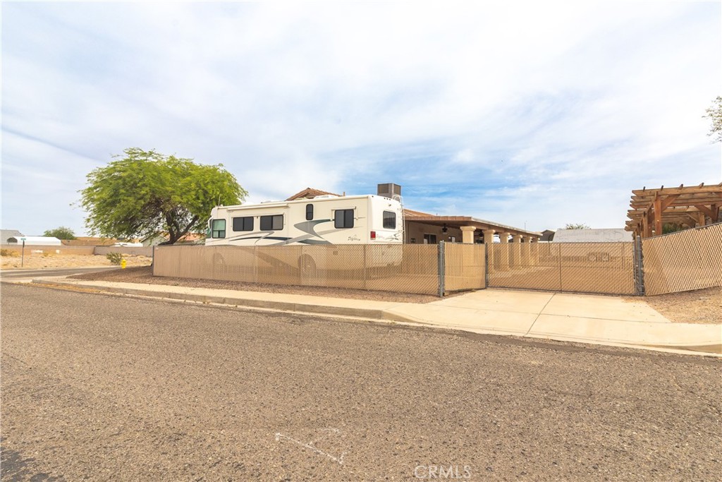https://media.crmls.org/medias/d6352484-99ca-45ba-b47a-d8d791276887.jpg?preset=X-Large