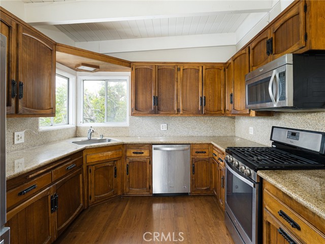 Detail Gallery Image 8 of 32 For 403 E Pine Ave, El Segundo,  CA 90245 - 5 Beds | 3 Baths