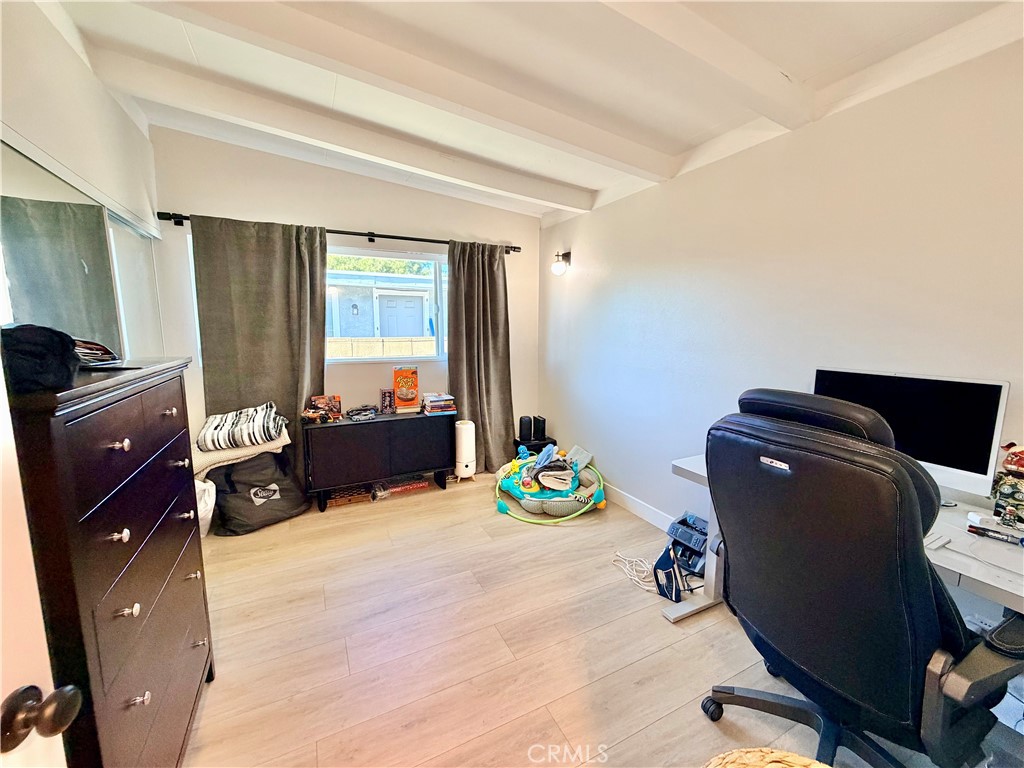 https://media.crmls.org/medias/d63688e1-1064-413f-aeda-83ffe0486b60.jpg?preset=X-Large