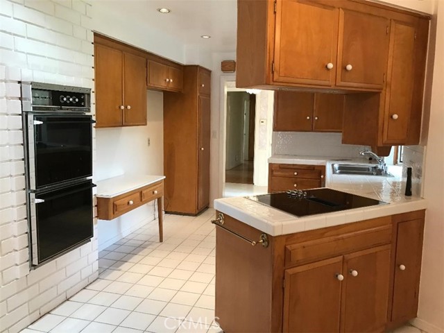 23439 Clarendon Street, Woodland Hills CA: https://media.crmls.org/medias/d63891b4-486c-481c-ae5b-0016963de9d7.jpg
