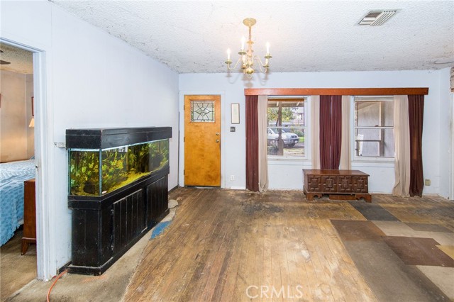 8760 Noble Avenue photo 2