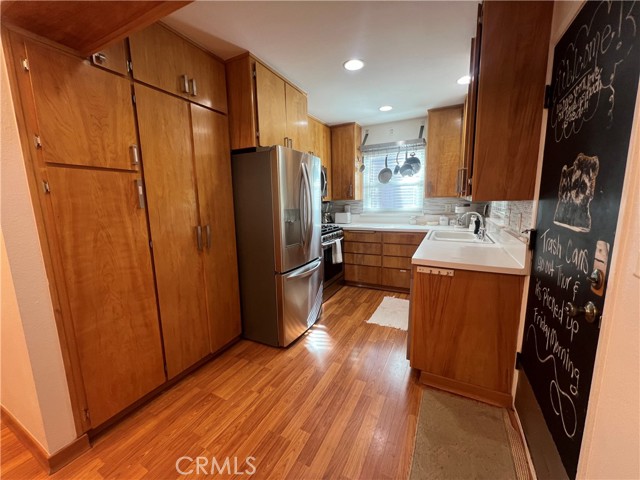 Detail Gallery Image 9 of 17 For 23870 Lakeview, Crestline,  CA 92325 - 2 Beds | 2 Baths