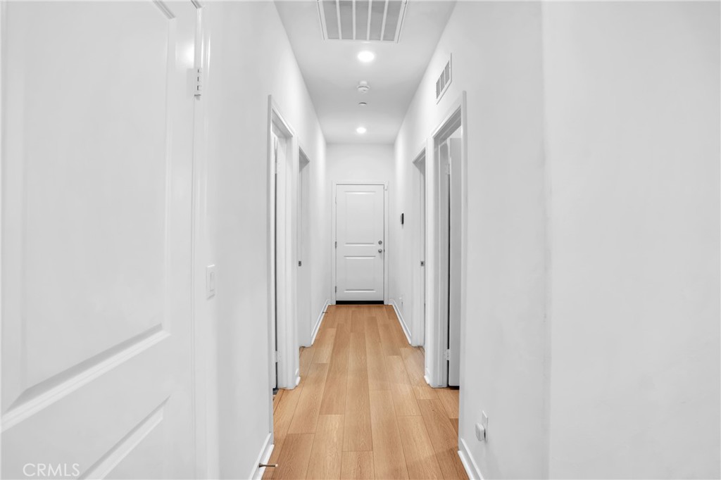 https://media.crmls.org/medias/d63b76b1-baf7-4d23-abf8-b9c6c725db7b.jpg?preset=X-Large