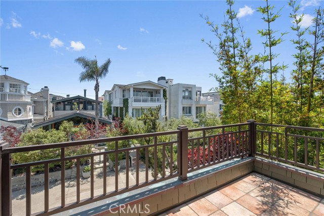 401 8th Street, Manhattan Beach CA: https://media.crmls.org/medias/d63f74df-c4f6-4cae-9b54-11fa9a1acc7f.jpg