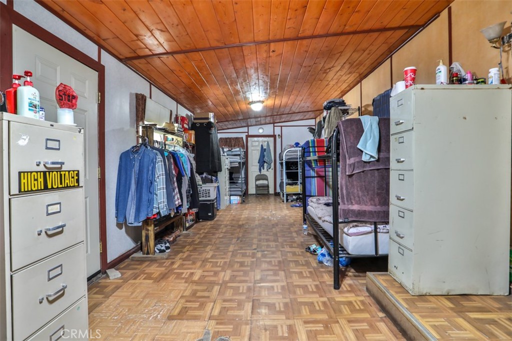 https://media.crmls.org/medias/d63f9ed9-3872-413e-a13d-a514aef06ae1.jpg?preset=X-Large