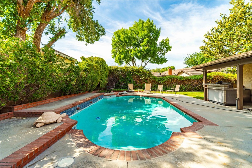 https://media.crmls.org/medias/d6408746-e632-476e-9fd8-cc449766e9a8.jpg?preset=X-Large