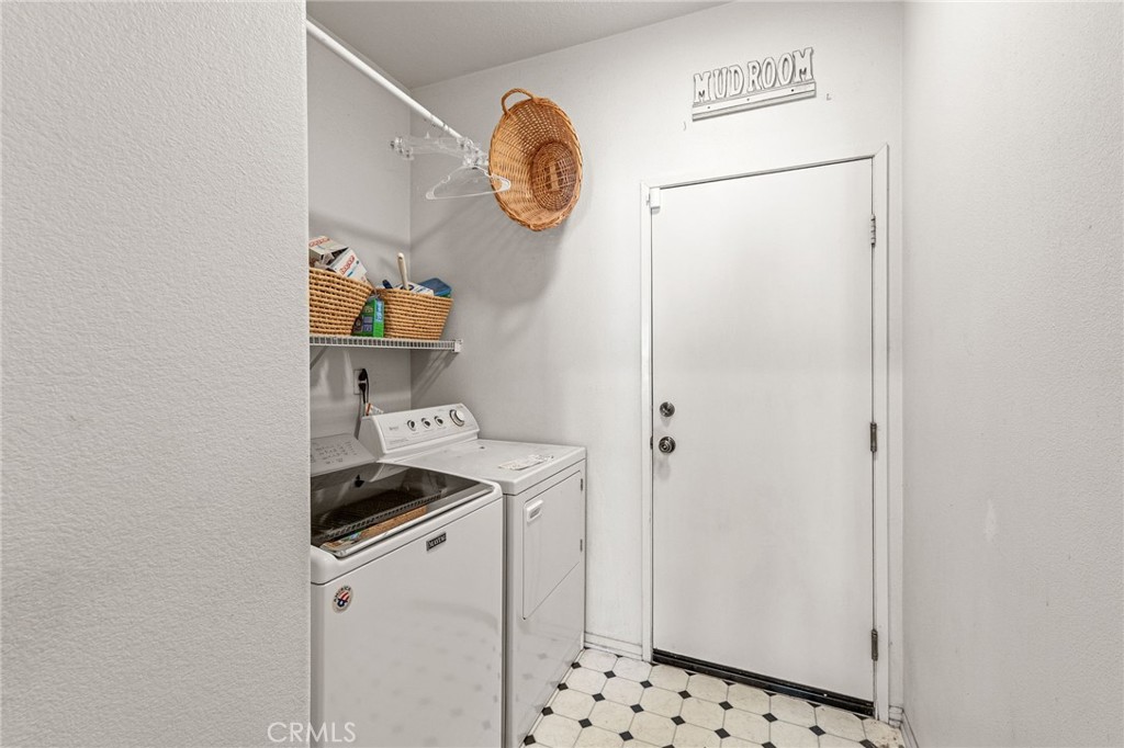 https://media.crmls.org/medias/d6432b1a-2f74-46c6-bd14-7d7e53e04909.jpg?preset=X-Large