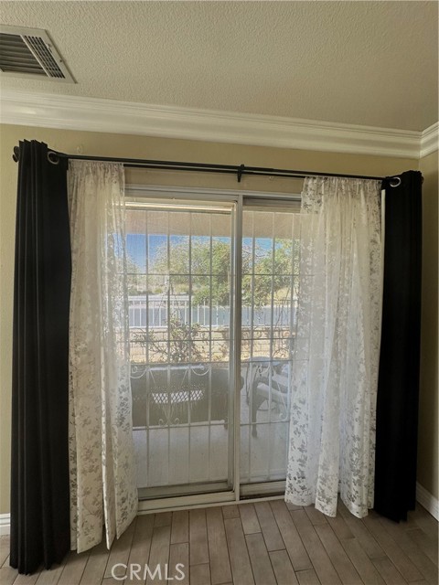 11548 Oak Street, Apple Valley CA: https://media.crmls.org/medias/d6436d86-ac8e-417d-b0a7-1a6c57e17917.jpg