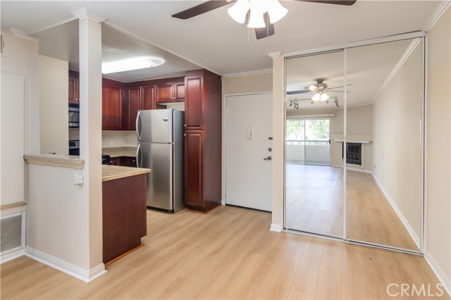Detail Gallery Image 4 of 21 For 21500 Burbank Blvd #126,  Woodland Hills,  CA 91367 - 1 Beds | 1 Baths