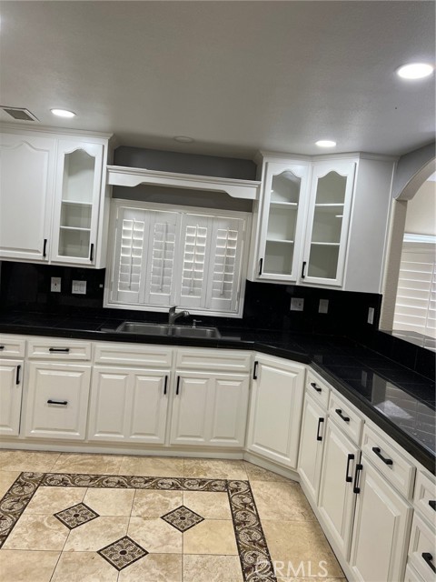 Detail Gallery Image 3 of 14 For 9326 Bunny Ln, Fontana,  CA 92335 - 4 Beds | 3 Baths