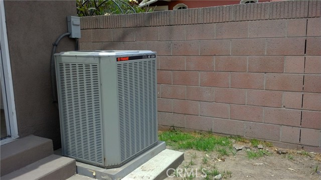 2420 Maine Avenue, Long Beach CA: https://media.crmls.org/medias/d648e104-2c96-4122-9950-af8e8a5c738e.jpg