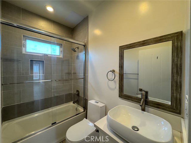 1737 1/2 Magnolia Avenue, Los Angeles CA: https://media.crmls.org/medias/d64969db-c5cc-46cf-8c1d-b6e4178629d1.jpg
