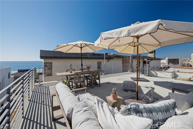 125 16th Place, Manhattan Beach, California 90266, 2 Bedrooms Bedrooms, ,1 BathroomBathrooms,Residential,For Sale,16th,SB25253233