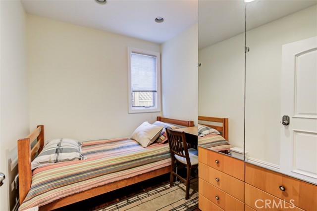 Detail Gallery Image 9 of 11 For 2504 23rd St #B,  Santa Monica,  CA 90405 - 2 Beds | 2 Baths