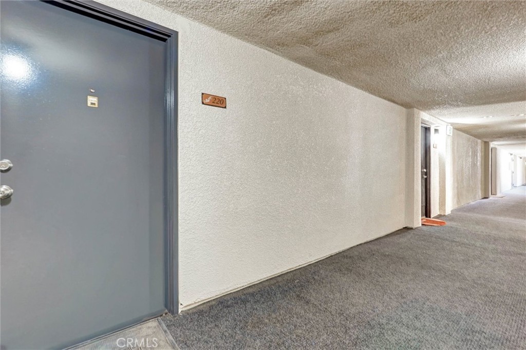 https://media.crmls.org/medias/d6518bdf-82a3-4bb8-b98d-939dcce1e158.jpg?preset=X-Large
