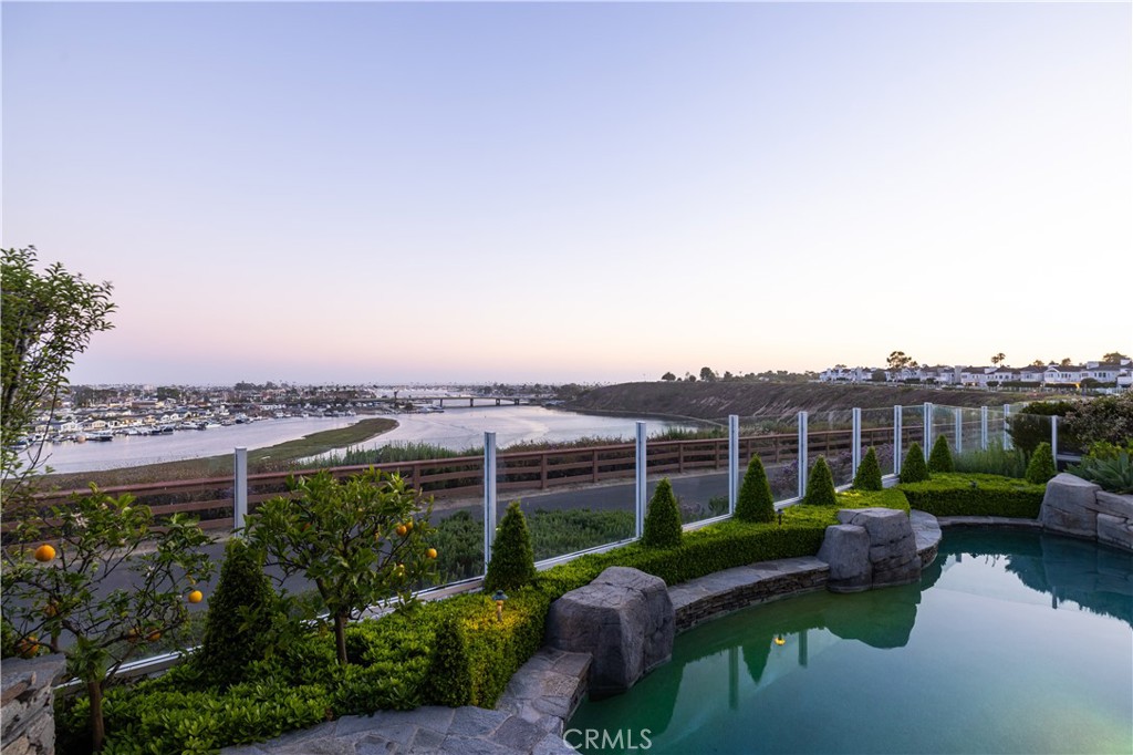 https://media.crmls.org/medias/d6555d72-0bc2-44ae-9396-18064eb74b80.jpg?preset=X-Large