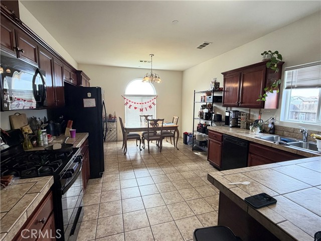 Detail Gallery Image 4 of 17 For 600 Vancluse Bay Dr, Bakersfield,  CA 93307 - 3 Beds | 2 Baths