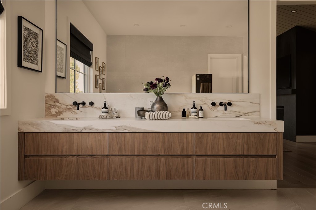 https://media.crmls.org/medias/d657949d-5a81-4f52-992b-03cc8c07f0b7.jpg?preset=X-Large