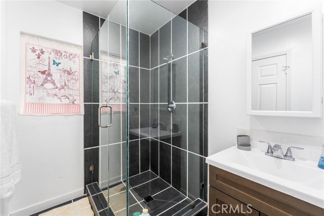 Detail Gallery Image 20 of 60 For 14027 Wyandotte St, Van Nuys,  CA 91405 - 4 Beds | 4 Baths