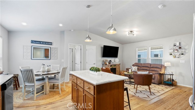 300 Ellis Street, Lake Elsinore CA: https://media.crmls.org/medias/d659abf4-07b2-4d21-9a72-93a46710a88d.jpg