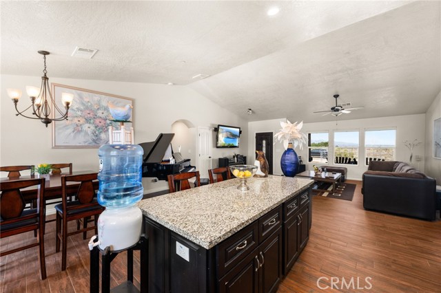 Detail Gallery Image 10 of 56 For 10779 Mills Rd, Apple Valley,  CA 92308 - 4 Beds | 3 Baths