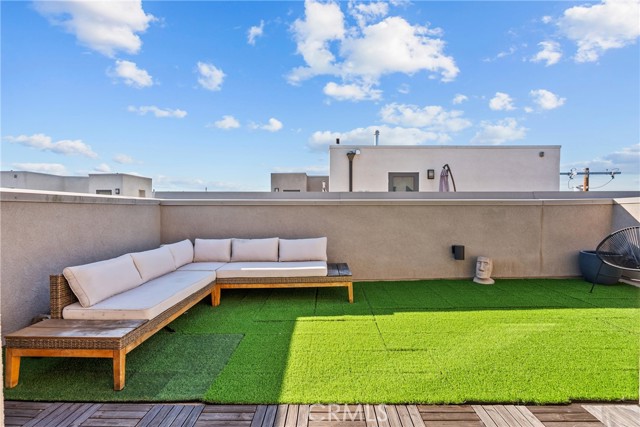 Detail Gallery Image 9 of 19 For 13135 W Lumina, Valley Glen,  CA 91401 - 3 Beds | 4 Baths