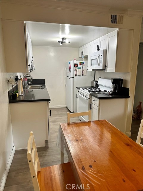 Detail Gallery Image 3 of 6 For Address Is Not Disclosed,  North Hills,  CA 91343 - 2 Beds | 1 Baths