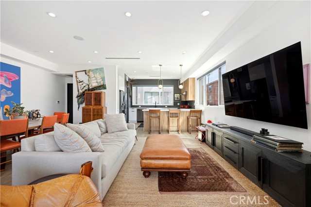 922 N Ridgewood Pl, Los Angeles CA: https://media.crmls.org/medias/d65ef7ab-9b1e-4fc3-b640-ee56d4c8af5d.jpg