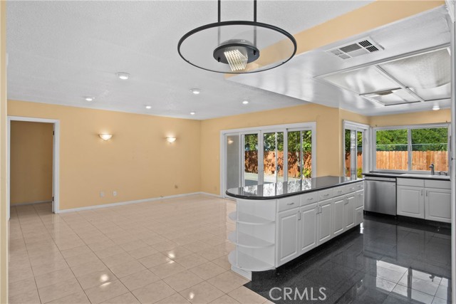 Detail Gallery Image 10 of 25 For 18123 Delano St, Tarzana,  CA 91335 - 3 Beds | 2 Baths