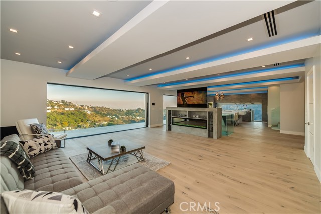 Detail Gallery Image 16 of 75 For 8401 Wyndham Rd, Hollywood Hills,  CA 90046 - 5 Beds | 6 Baths