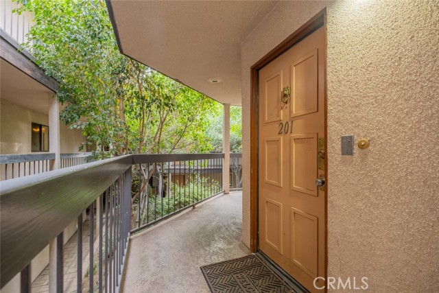 Detail Gallery Image 5 of 28 For 1745 Holly Dr #201,  Glendale,  CA 91206 - 3 Beds | 2 Baths