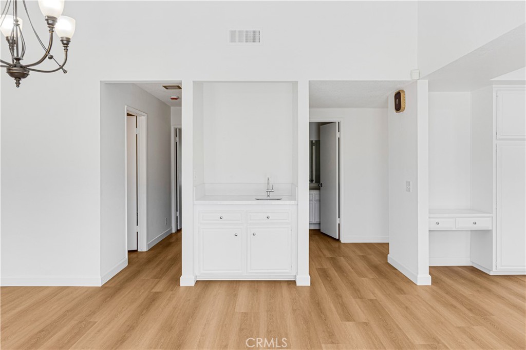 https://media.crmls.org/medias/d667ed21-20b3-478e-8fbc-80e8ca556ca3.jpg?preset=X-Large