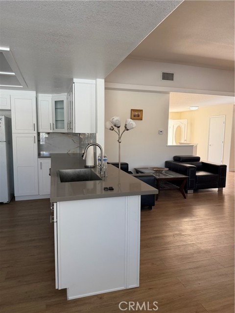 Detail Gallery Image 6 of 10 For 17712 Siskiyou Rd, Apple Valley,  CA 92307 - 4 Beds | 2 Baths