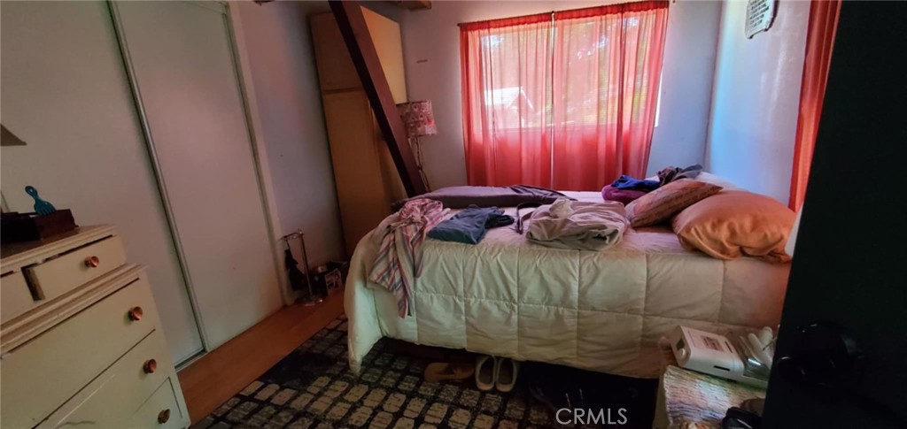 https://media.crmls.org/medias/d66906e6-80d2-4ccc-ac7d-700f495a179f.jpg?preset=X-Large