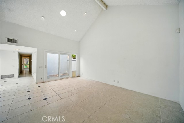 75 Willow Tree Lane, Irvine CA: https://media.crmls.org/medias/d669ad86-a086-4f0d-b680-b151e4c2407a.jpg