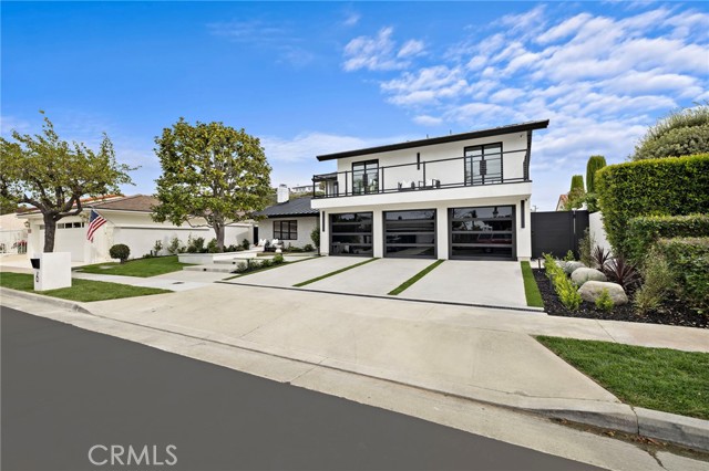 Detail Gallery Image 3 of 44 For 6 Monterey Cir, Corona Del Mar,  CA 92625 - 6 Beds | 4 Baths