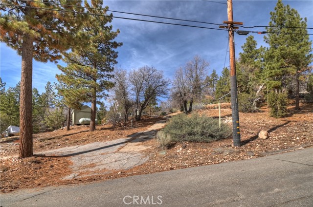 Detail Gallery Image 2 of 24 For 1115 Fawnskin Dr, Fawnskin,  CA 92333 - – Beds | – Baths