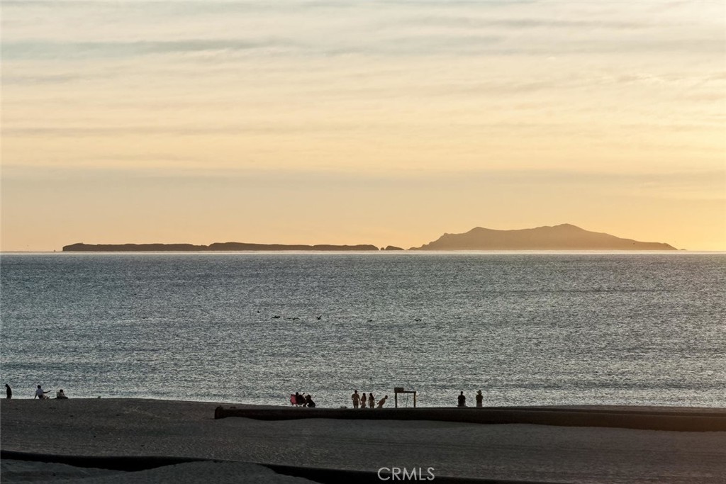 https://media.crmls.org/medias/d66e444d-d5d0-4e91-a808-699bc0bda76d.jpg?preset=X-Large