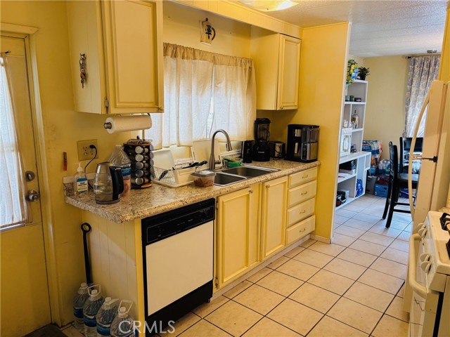 Detail Gallery Image 9 of 17 For 13393 Mariposa Rd #115,  Victorville,  CA 92395 - 2 Beds | 2 Baths