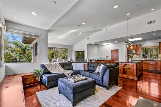 Detail Gallery Image 4 of 20 For 1542 Manhattan Beach Bld, Manhattan Beach,  CA 90266 - 4 Beds | 4 Baths