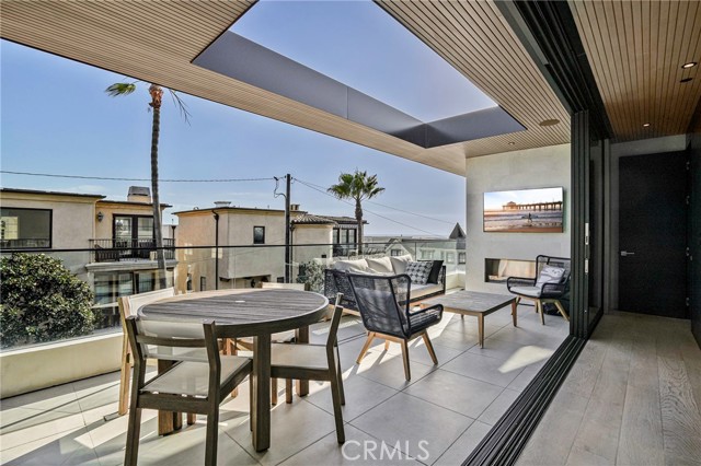 Ocean view deck off of the kitchen with the Fleetwood doors open. The epitome of indoor-outdoor living